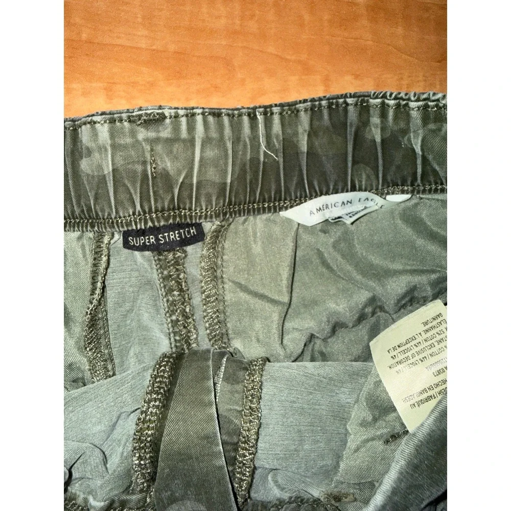 American Eagle Mom Short Camo Cargo Utility Shorts Green Super Stretch Size 2